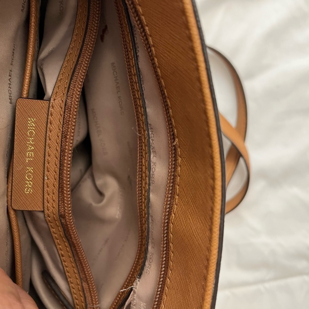 Michael Kors Signature Jet Set Charm Large  Crossbody‎ - Picture 5 of 5